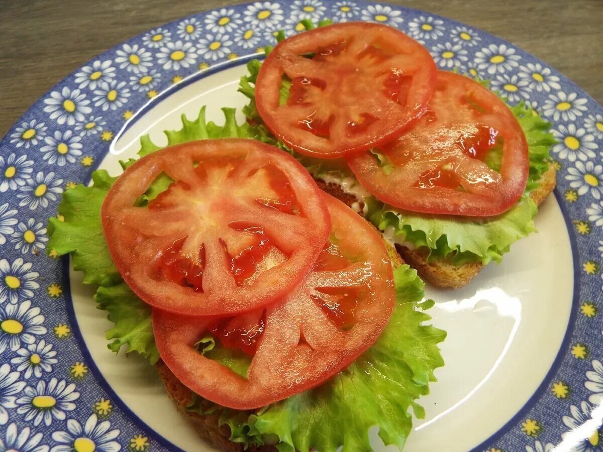 Бутерброды с помидорами. Бутерброды с помидорами и сыром. Бутерброд с колбасой сыром и помидорами. Помидоры острые бутерброды.