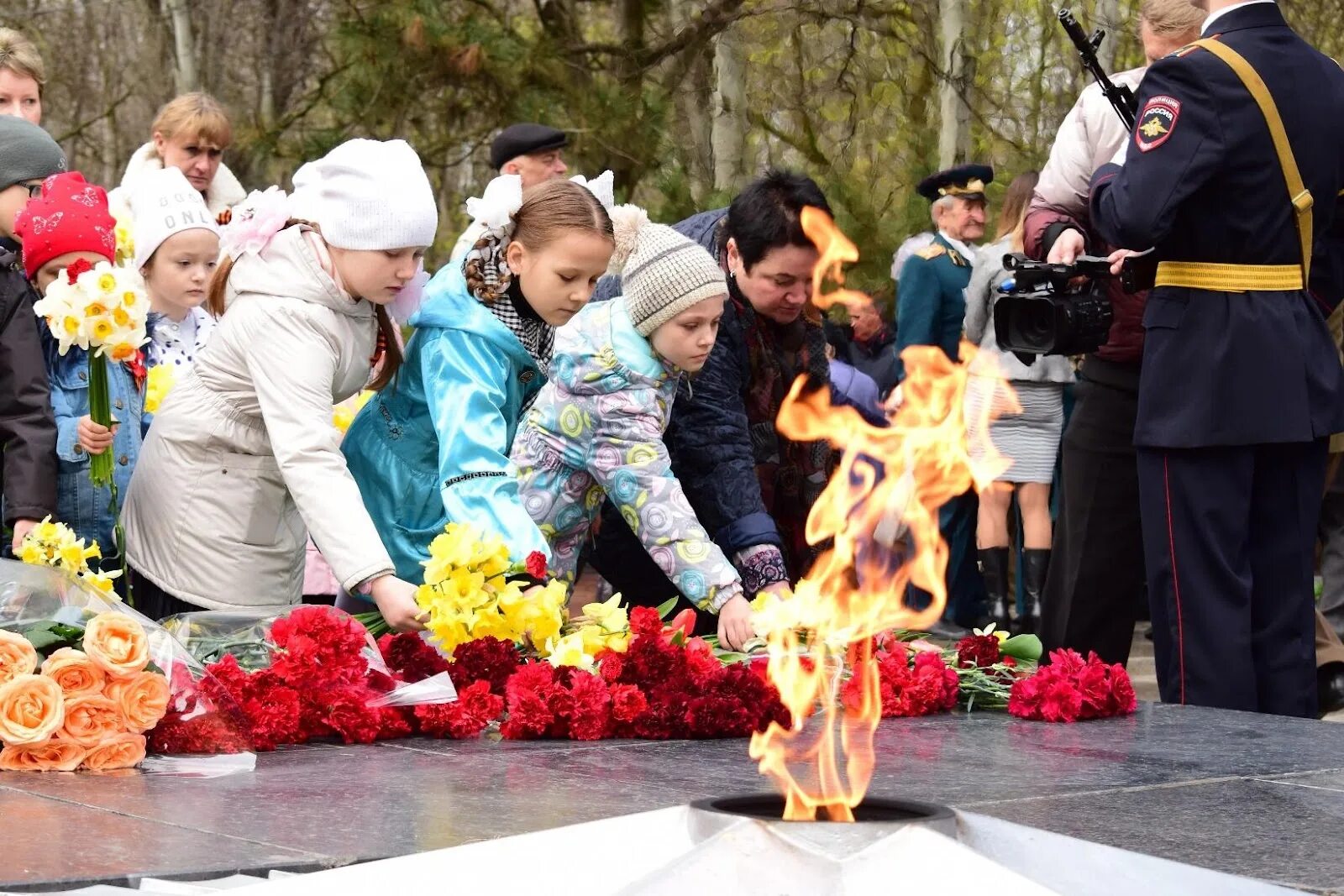 Приходят люди к вечному. Возложение цветов к Вечному огню Симферополь. Возложение цветов к памятнику неизвестного солдата 9 мая дети. Вечный огонь Симферополь Гагаринский парк. Возлагают цветы к Вечному огню.