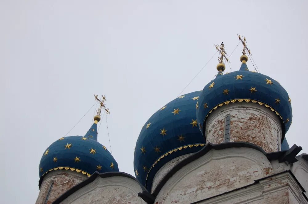 Купола со звездами. Рождественский собор купол. Луковичная форма купола храма. Троицкий собор санкт-петербург крест купол. Купола в городе сызрани.