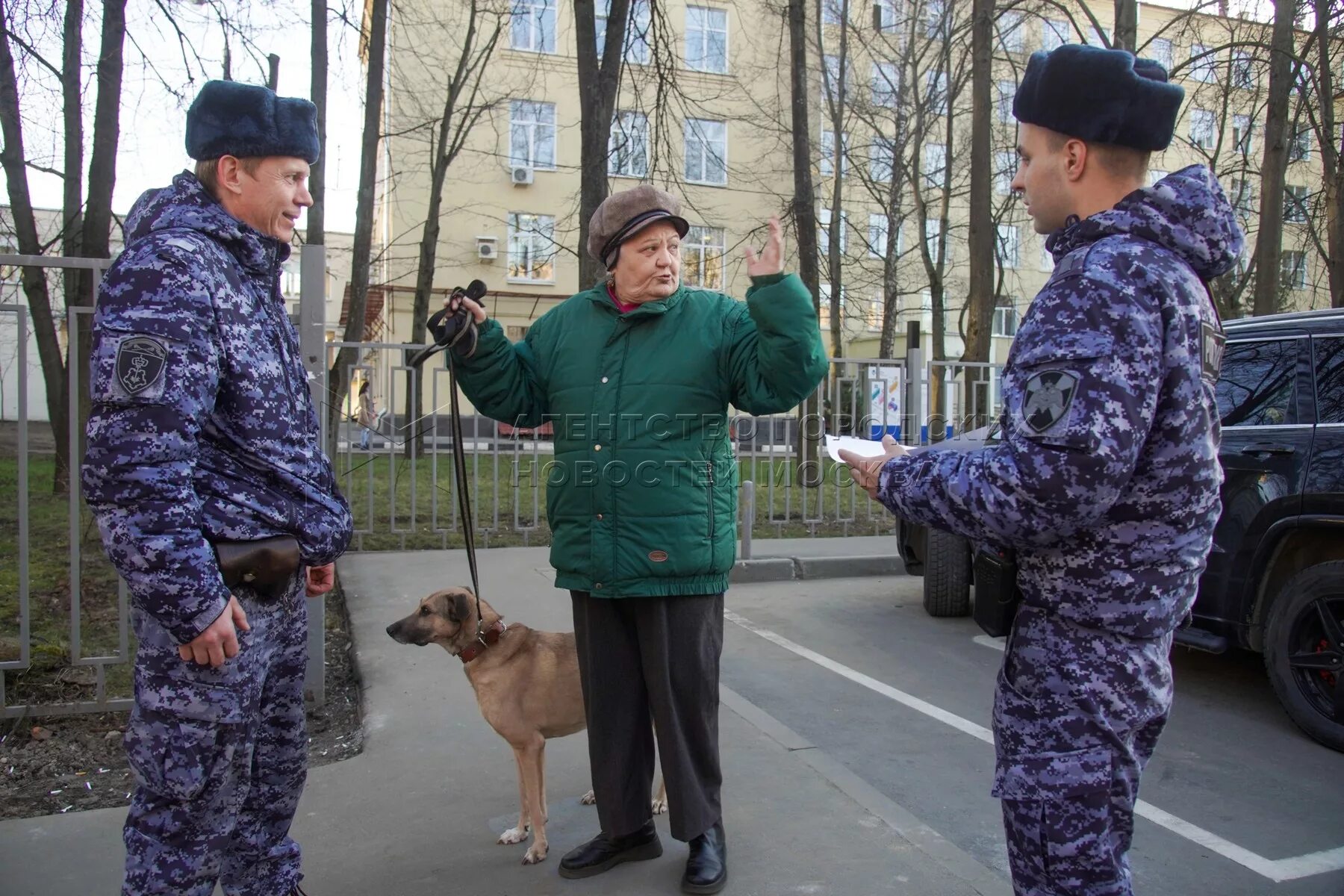 Полицейский на улице. Пенсионеры полиции. Патруль на улице. Полицейский идет на улице. Росгвардия ходит