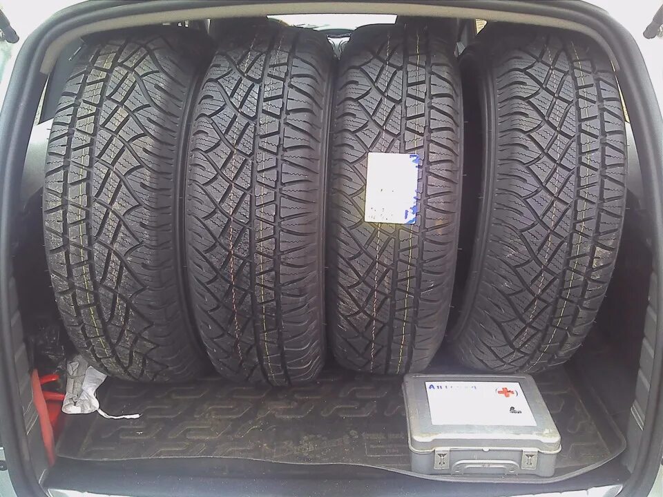 Шины 215 65 на кроссовер. Michelin Latitude Cross 215/70 r16. Michelin Latitude Cross r20. 215/70r16 Latitude Cross 104h XL Michelin Dacia Duster. Michelin Latitude Cross 2013.