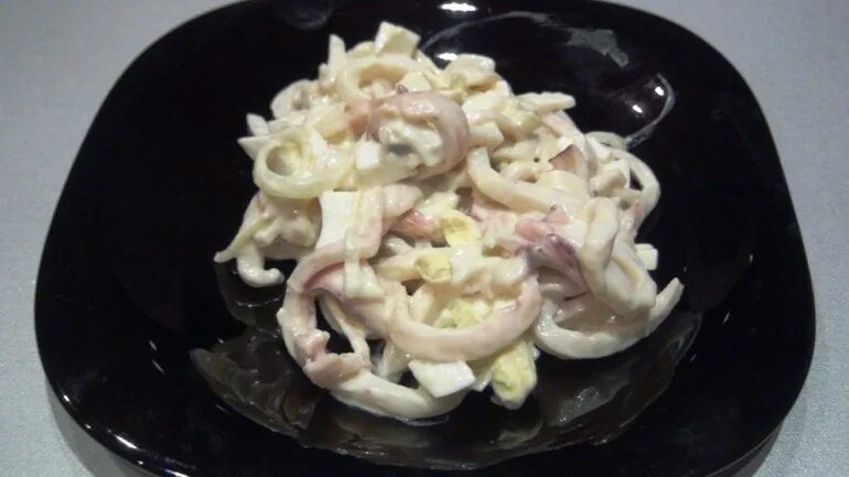 Кальмар с яйцами классический рецепт. Кальмары с луком. Салат кальмары с яйцом и луком маринованным.