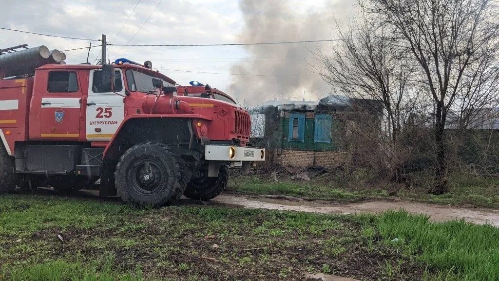 Пожар в Бугуруслане Оренбургской области. МЧС Бугуруслан. Пожарные Бугуруслан. Пожарная часть Бугуруслан.