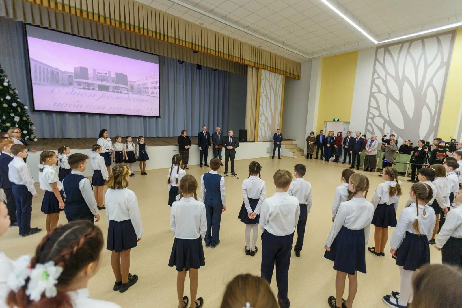 Лучшие школы тюмени. Школа 56 Тюмень. НОВОПАТРУШЕВО школа 56. Новая школа в Тюмени. Школа номер 56 открытие Тюмень.