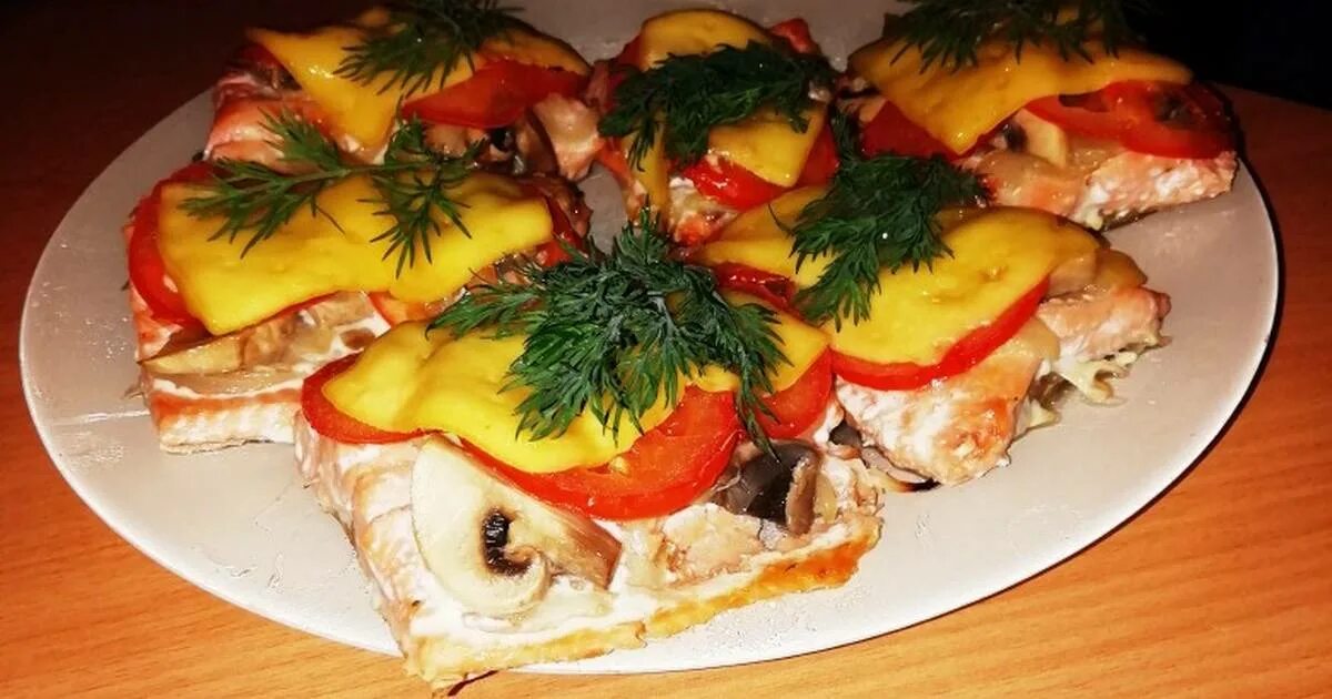 порционные горячие блюда на праздничный стол. горбуша на новогодний стол. фаршированная рыба горбуша. горбуша фаршированная шампиньонами. горбуша на новогодний стол в духовке.