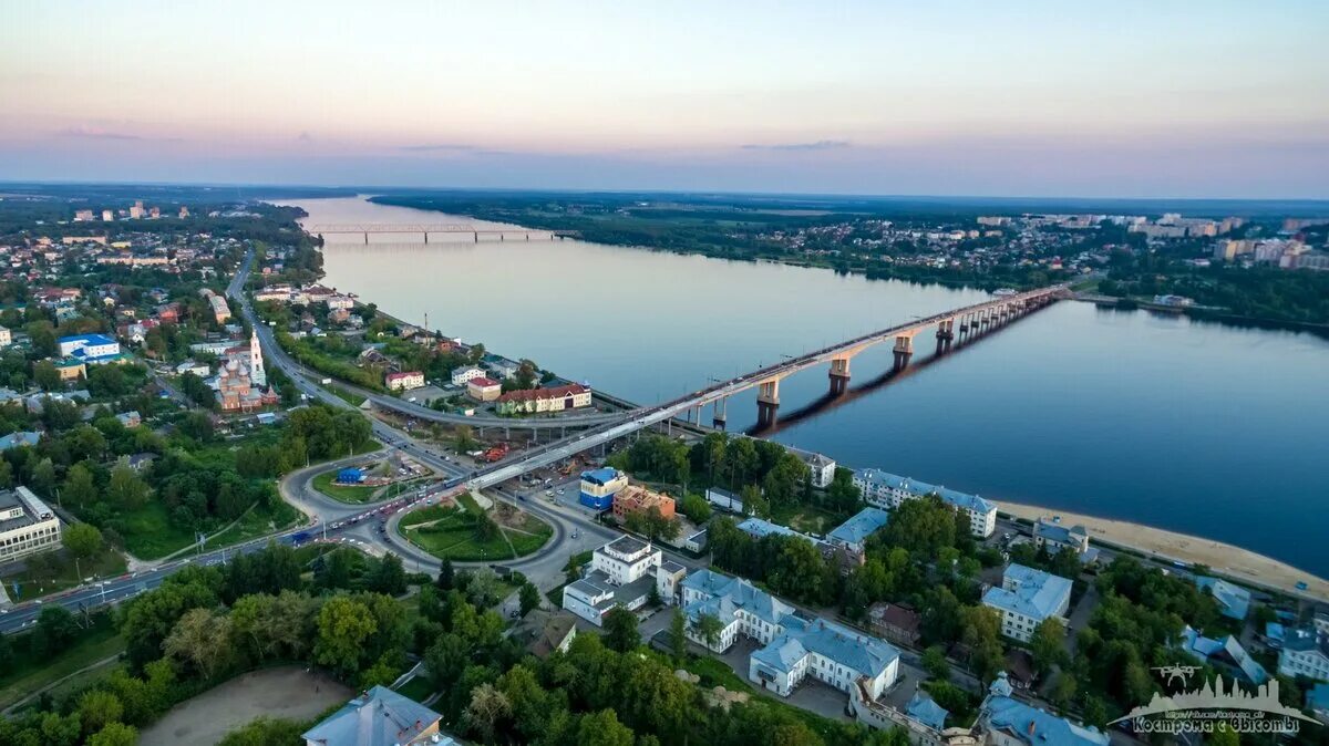 На какой реке расположен город ярославль. Река Волга в Костроме. Река Волга в городе Кострома. Кострома берег Волги. Кострома Волга мост.