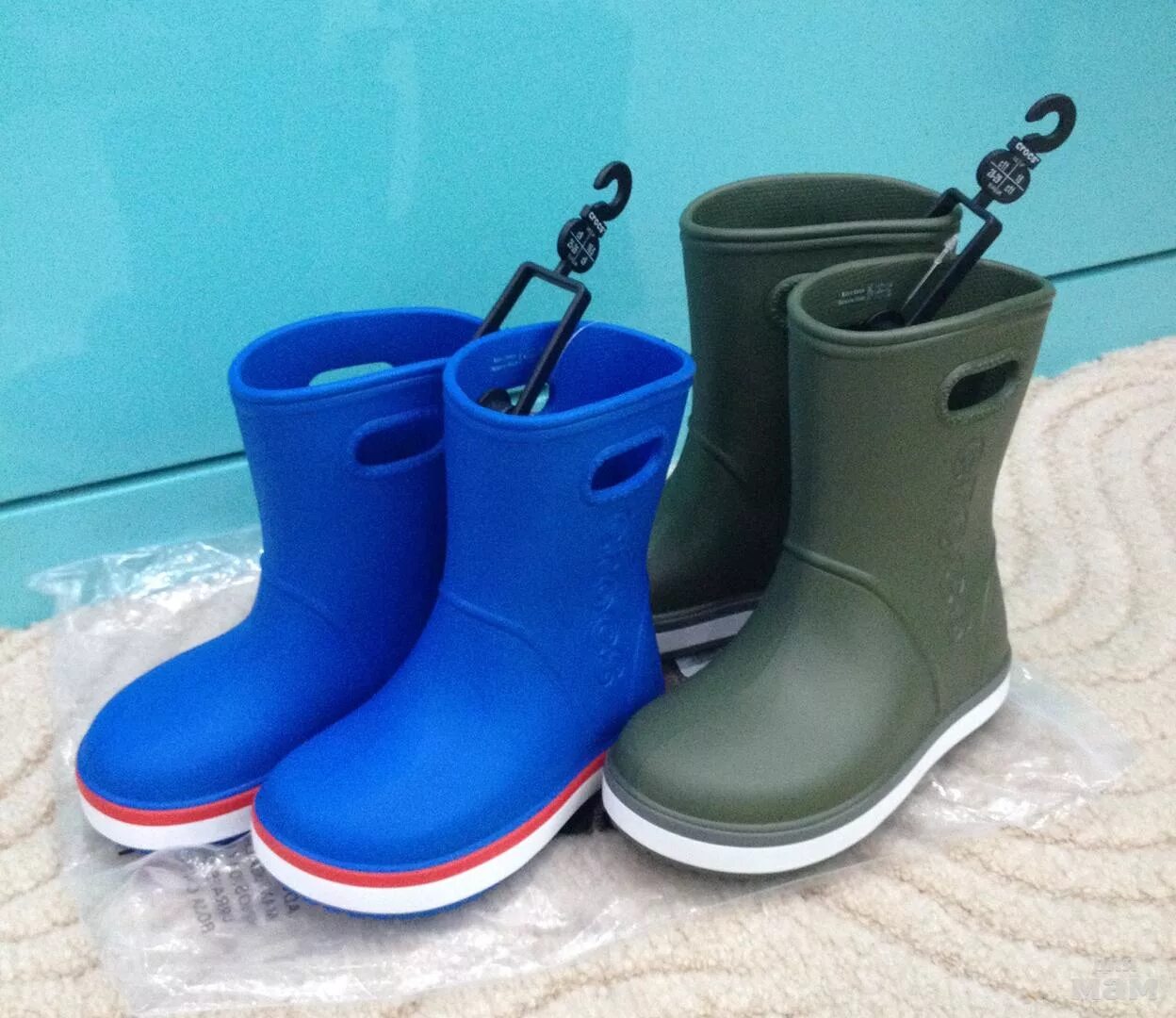 Резиновые сапоги форумы. Резиновые сапоги Crocs c10. Резиновые сапоги Crocs детские. Кроксы для мальчика резиновые сапоги хаки р.29. Crocs сапоги резиновые детские акула серые.