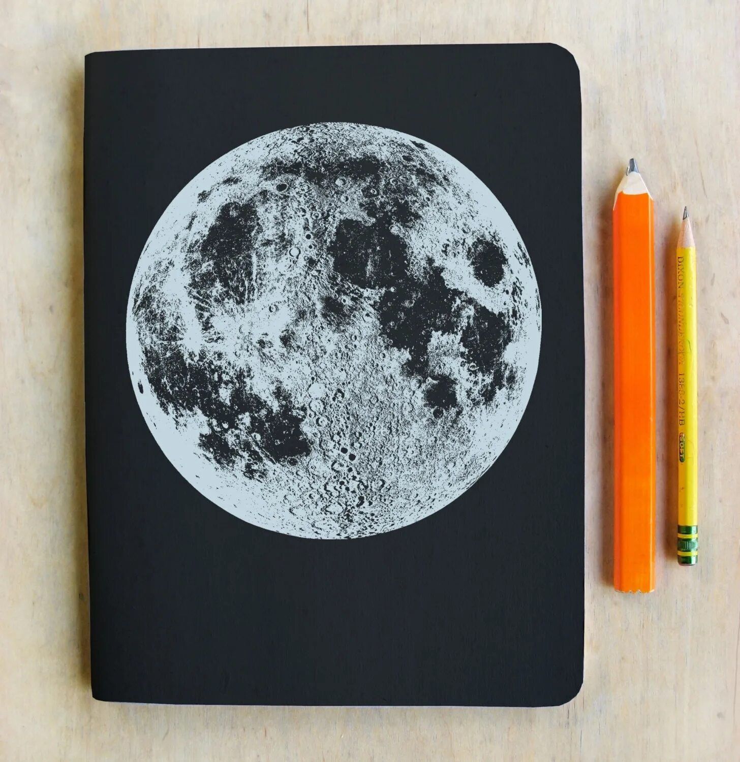Космос на черной бумаге. Рисунки на черной бумаге. Луна для скетчбука. Рисование на черной бумаге. Идеи для рисунков на чёрной бумаге.