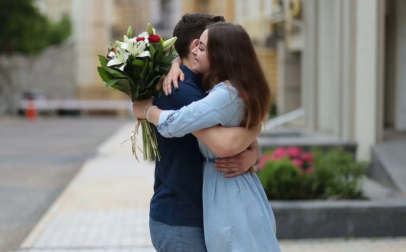 Жена с незнакомым мужчиной. Дарит цветы. Парень дарит букет. Парень дарит девушке цветы. Мужчина дарит цветы женщине.