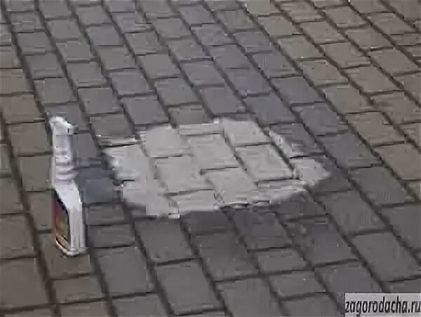 Вода вымыла брусчатку. Как убрать масляное пятно с тротуарной плитки. Очистить плитку от цемента после укладки. Чем можно отмыть тротуарную плитку. Очистка тротуарной плитки от цемента.