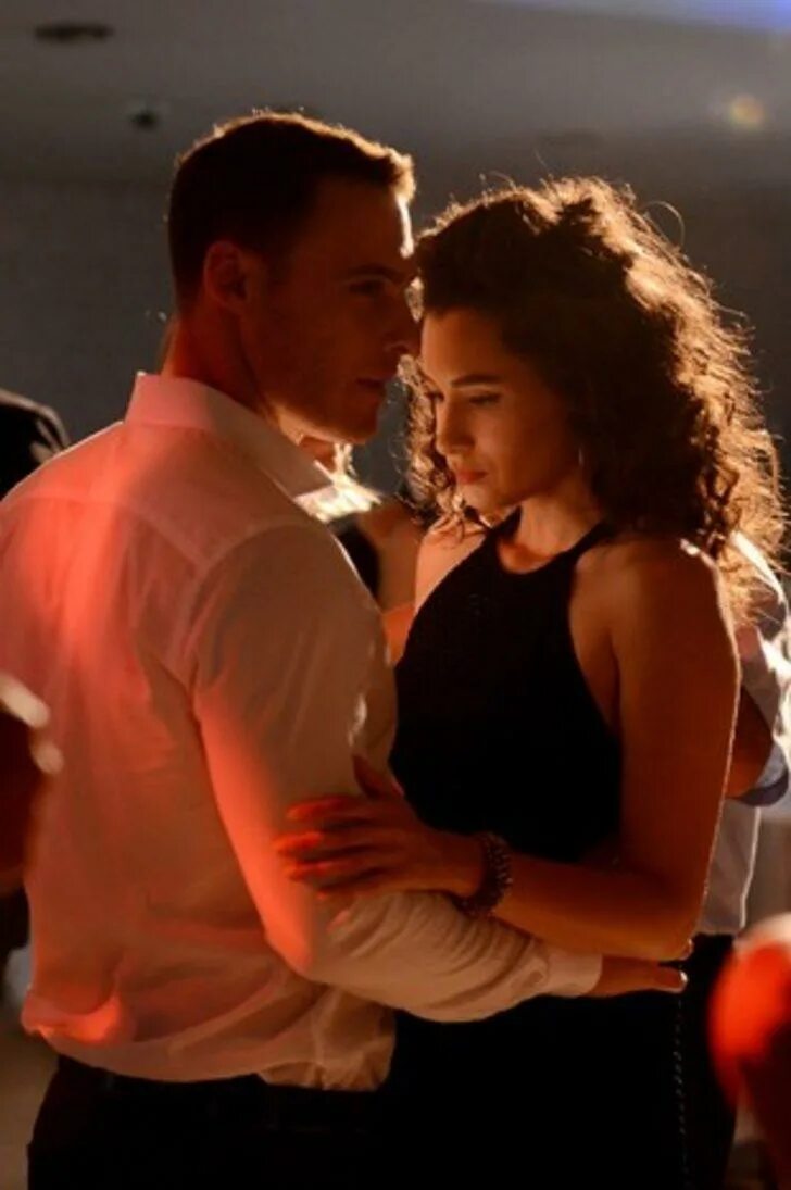 Зейнеп в ожидании солнца. Зейнап и керим из сериала. В ожидании солнца/ günesi beklerken (2013-2014). В ожидании солнца по 40 минут. В ожидании солнца по 40 минут.