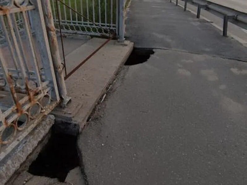 Провал моста. Лестничные сходы на мостах. тротуар на мосту. мост. некрасовский мост вологда.
