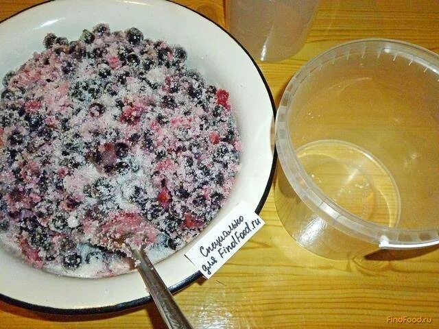 Замораживаем смородину на зиму. Смородина заморозка. Заморозка чёрной смородины на зиму с сахаром. Смородина с сахаром в морозилке. Смородина с сахаром в морозилке.