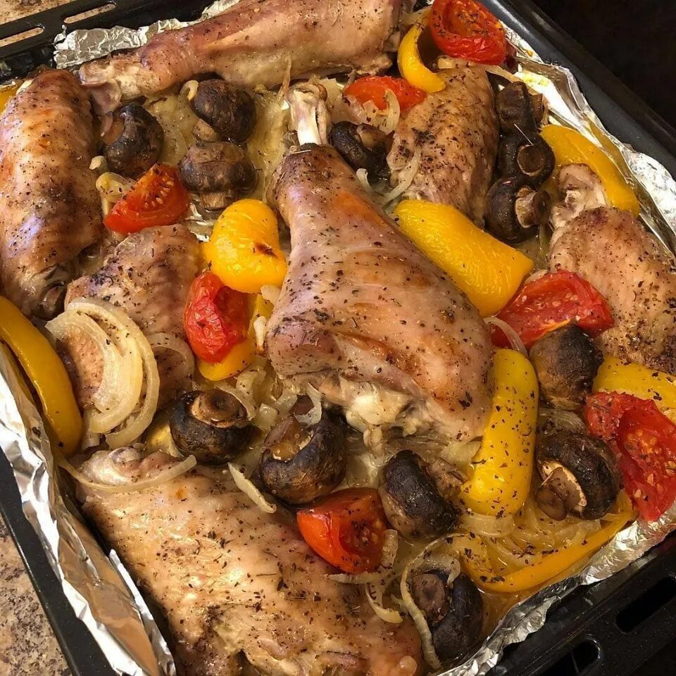 Запечь голени с овощами в духовке. Куриные окорочка с овощами в духовке. Курица с овощами. Голень с овощами в духовке. Куриные голени с картошкой в духовке.