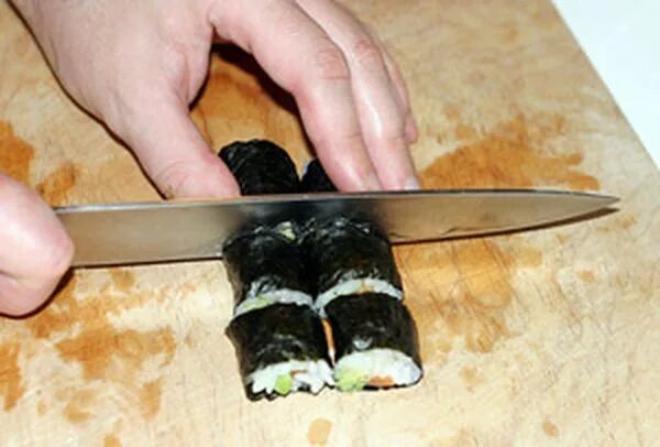 Как нарезать роллы. Роллы порезанные. Как нарезать роллы. Нарезка роллов. Процесс приготовления суши.