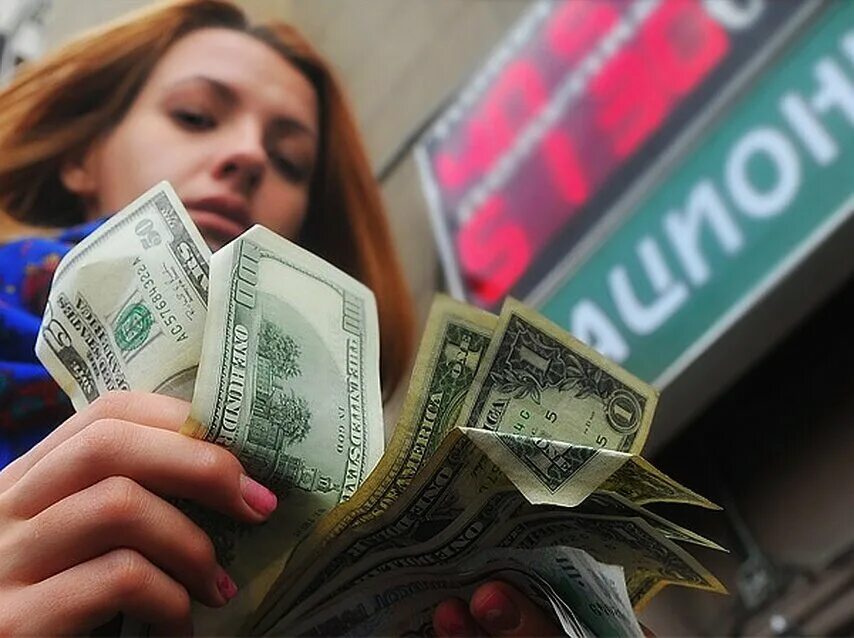 Обмен валют доллар евро. Доллары в рубли. Фото доллар и рубль. Валюта в руках. Долар на руб.