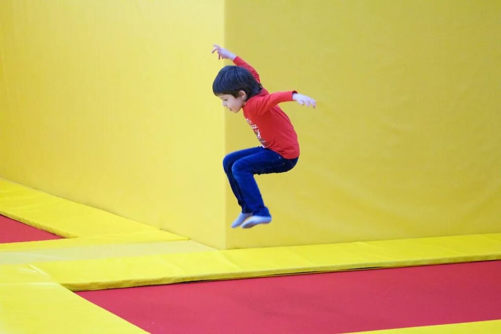 Джампинг дети. Jump city кривой рог. Батутный центр комсомольск на амуре джампинг. Батутный центр прыжок. Акробатика на батутах.