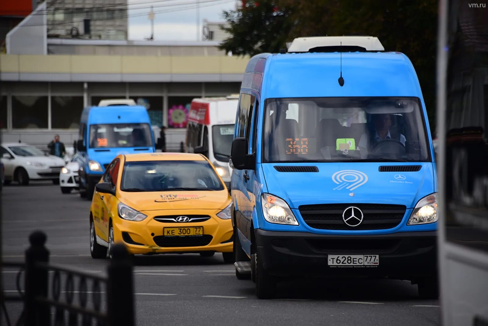 Городские маршрутные автобусы. Fiat Ducato автобус Мосгортранс. Общественный транспорт такси. Маршрутное такси в Москве. Автобус и автомобиль.