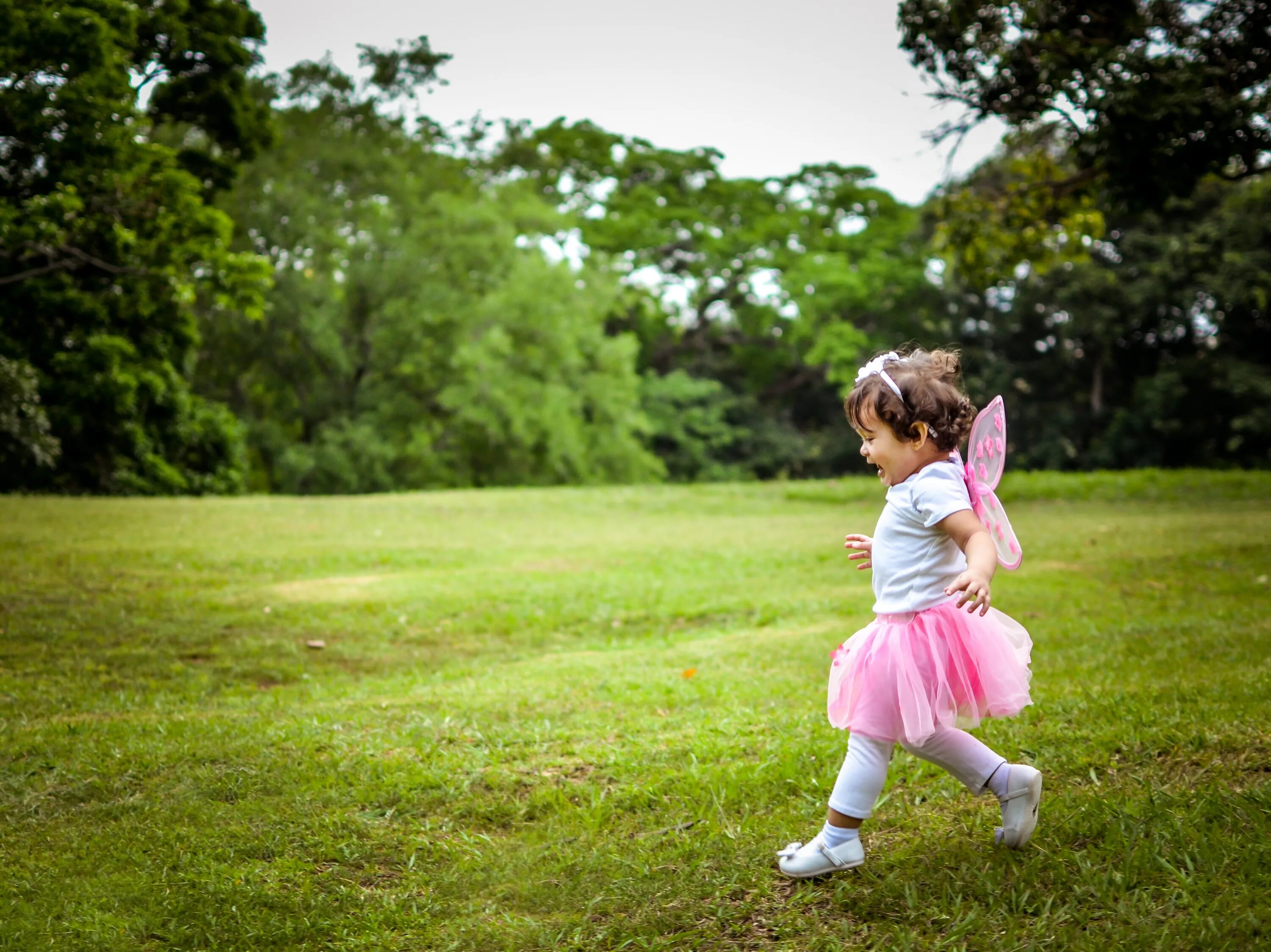 Фон для фото ребенка. Children walk. Kids Walking. Девочка в розовом платье играет на лужайке. Girl walking on