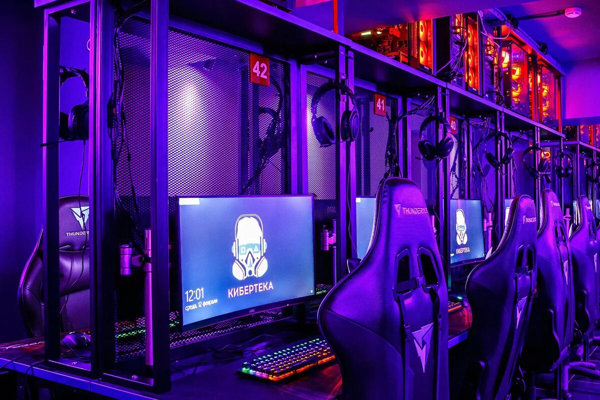 Gr rke. Пк клуб. F5 центр киберспорта. Игровой компьютерный зал. Компьютерный клуб дизайн интерьера.