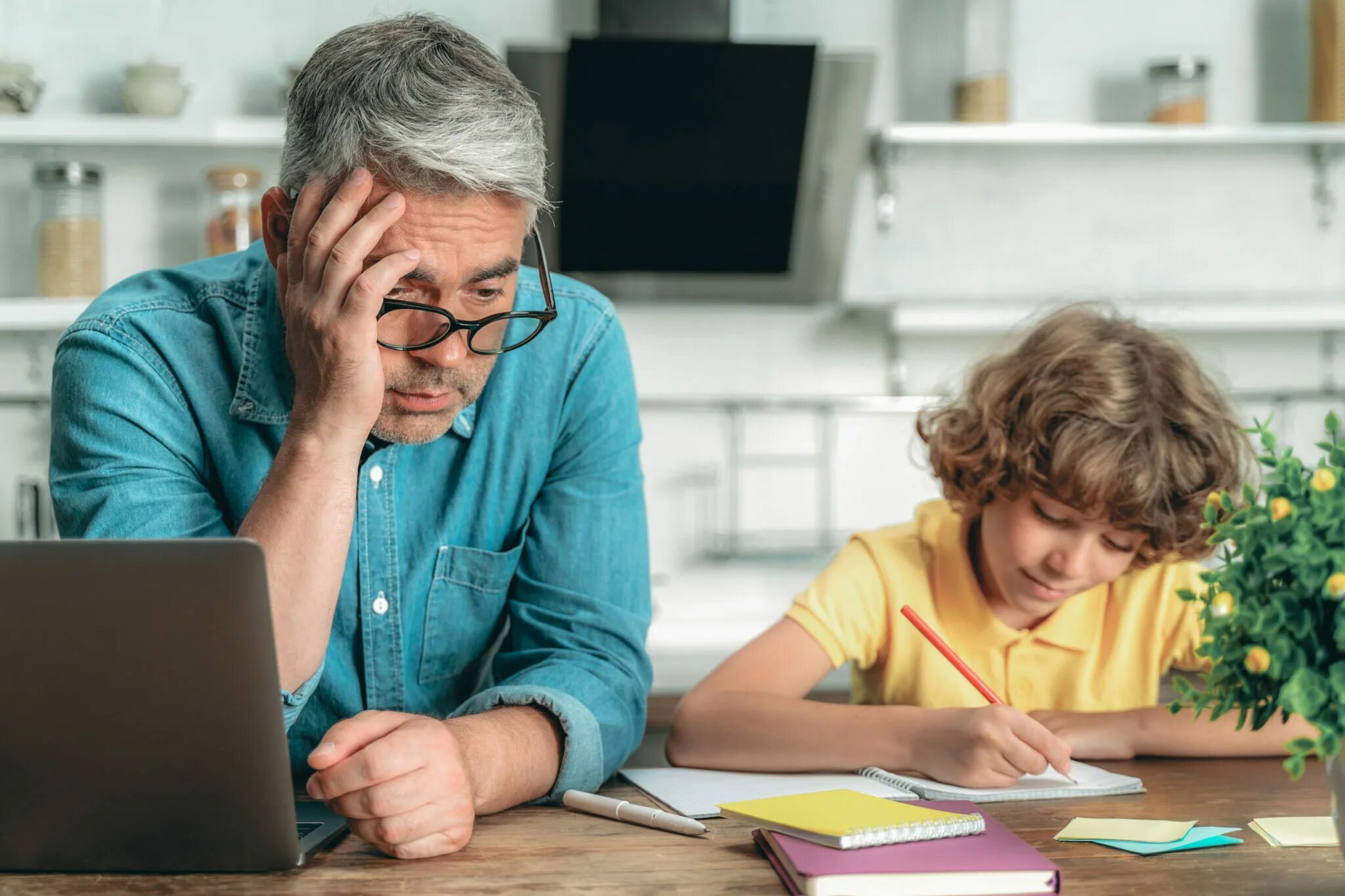 Бабушки делают уроки. Родители и школьники. Стресс родителей. Родители и дети за уроками. Родители и старшеклассники.