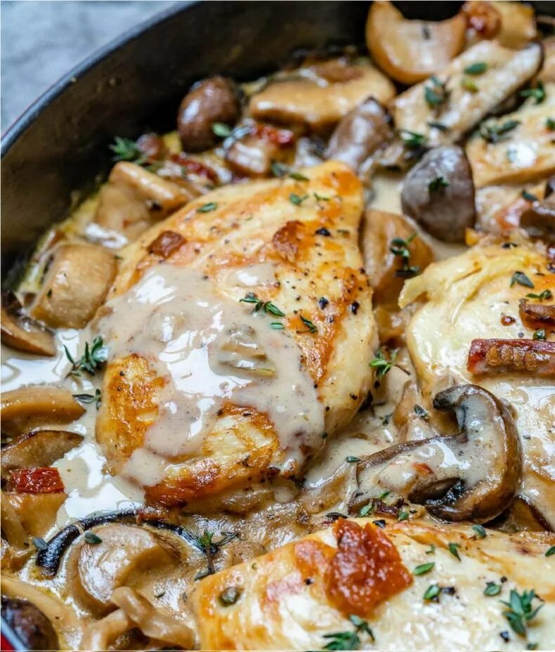 Грибы в духовке рецепты с фото. Куриное филе с грибами. Куриное филе с шампиньонами. Куриная грудка с грибами. Куриная грудка с шампиньонами в духовке.