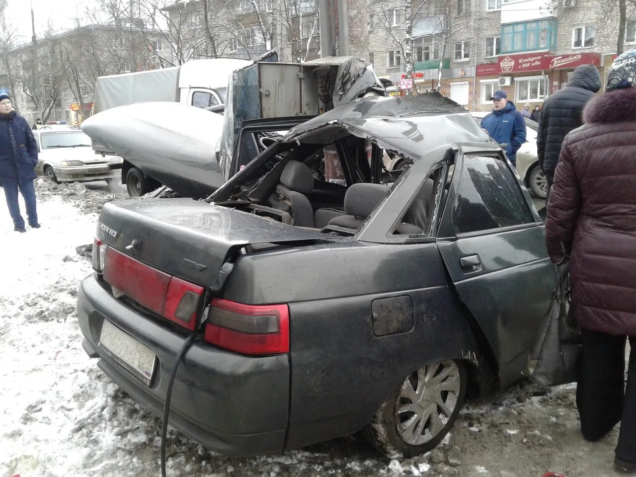 Н новгороде аварии. Ваз 2110 намотало на столб. авария в нижнем новгороде ваз 2110. смертельная авария в нижнем новгороде.
