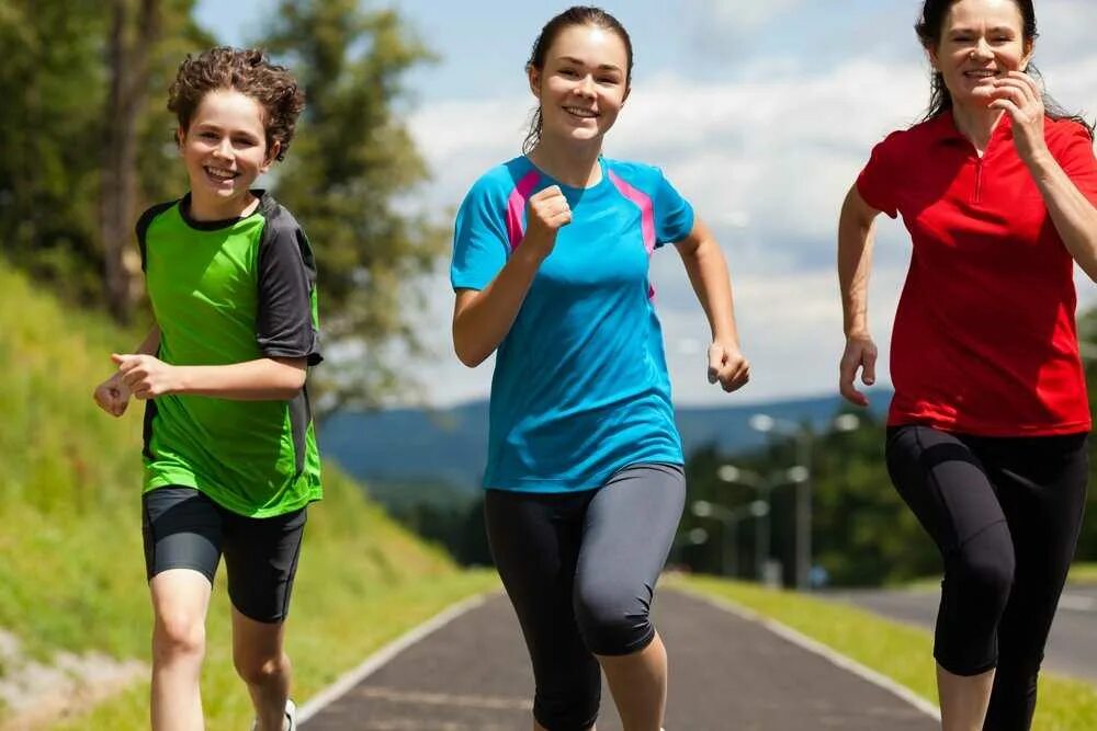 Занятия физической активностью. Оздоровительный бег. Оздоровительный бег дети. Подросток на пробежке. Занятие спортом подростки.