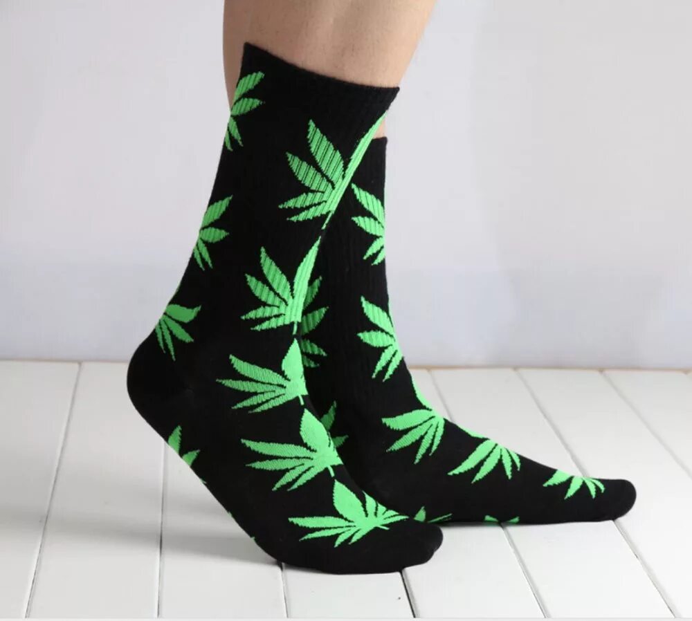 Наски личный. Носки с марихуаной. Носки мужские с марихуаной. Длинные носки с коноплей. Носки с принтом конопля.