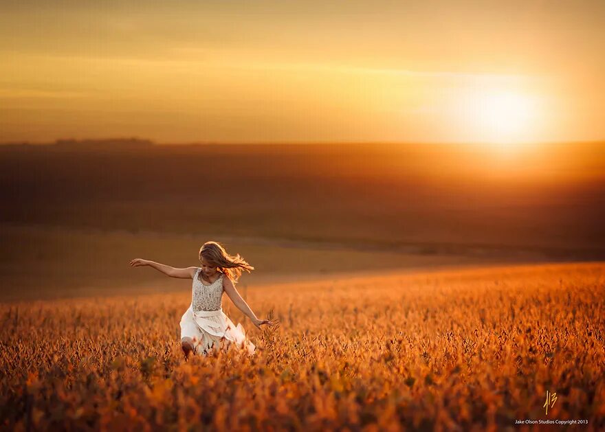 Девушка солнце. Девушка танцует в поле. Девочка в поле. Радость природа.