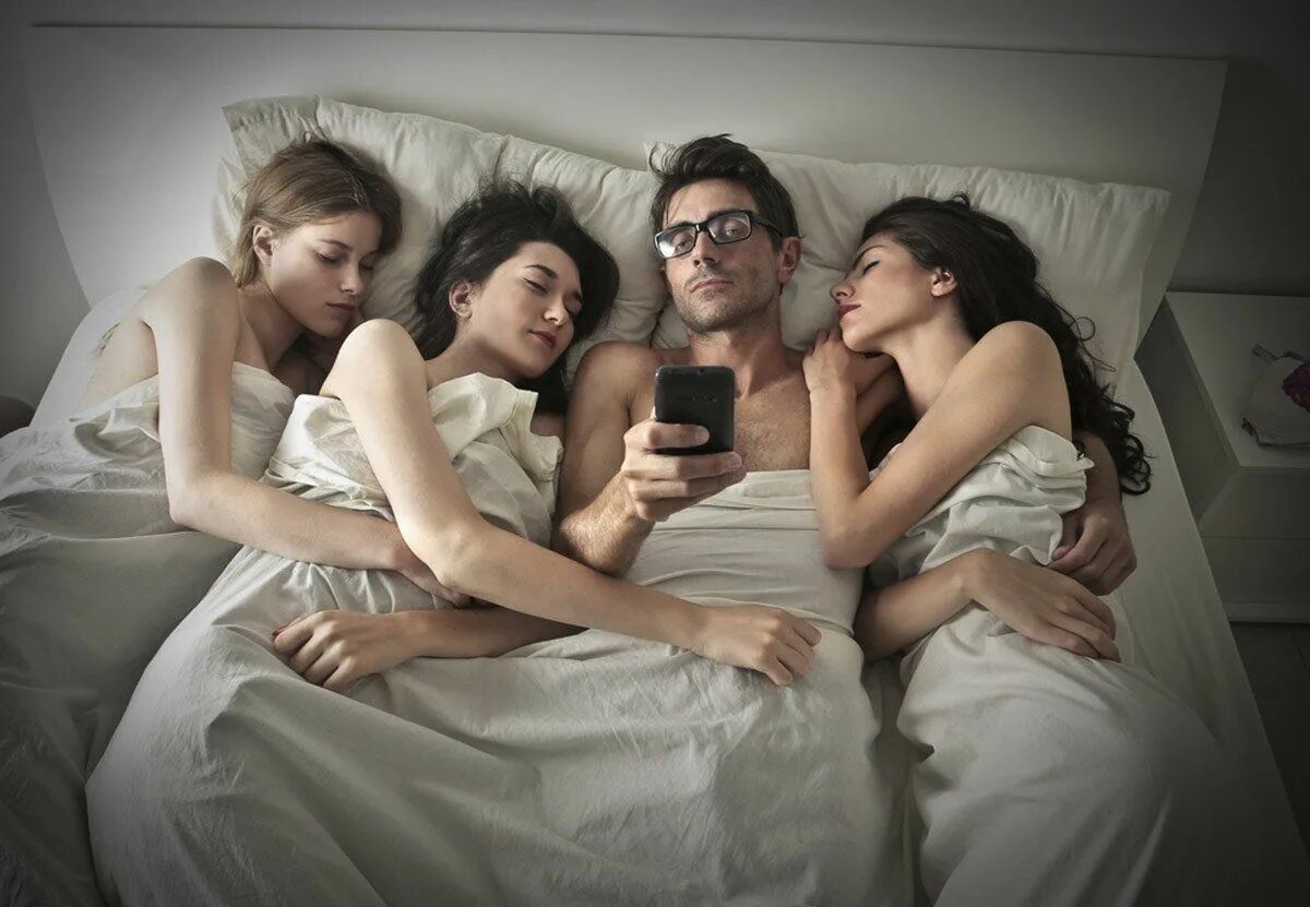 Несколько девушек в кровати. Мужчина и две женщины. Много девушек и один парень. Фотосессия втроем.