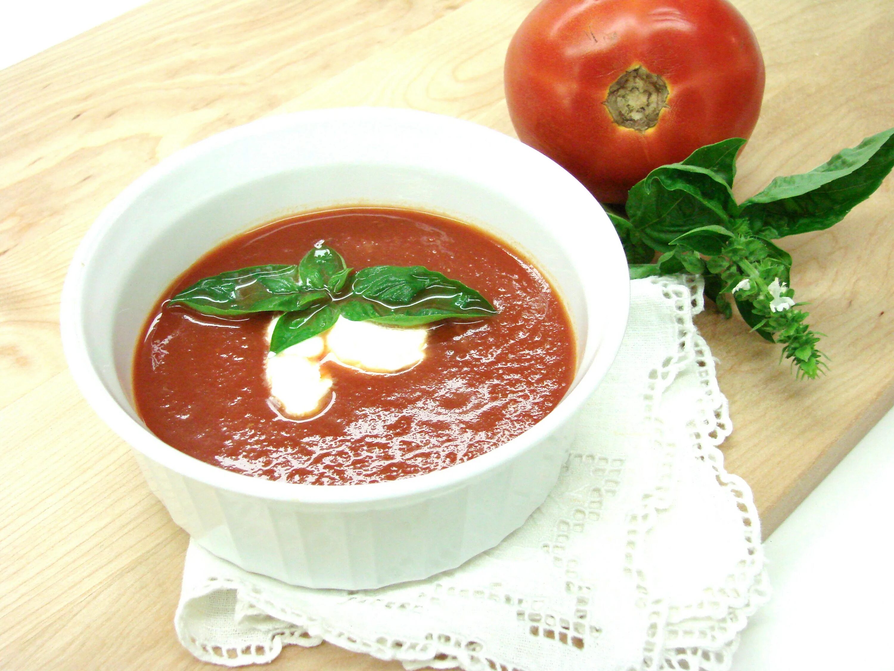 Томатно сметанный соус. Сметанно-томатный соус с овощами. Эхинацея Томато суп. Підвищені зору томатний суп в тарілку.
