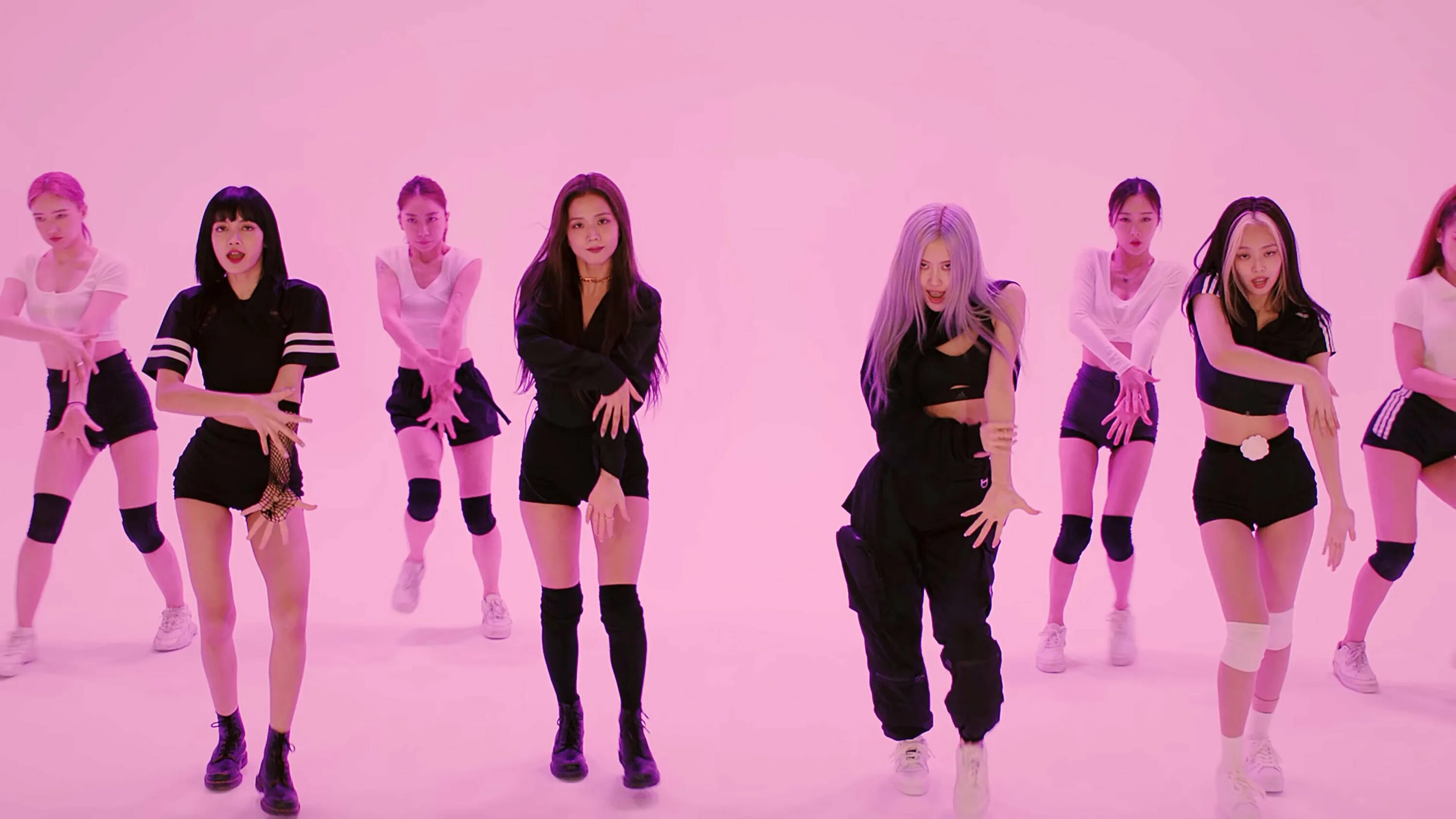 Он зе граунд. Группа Блэк Пинк. Группа BLACKPINK 2021. Блэк Пинк 2022. Группа Блэк Пинк 2022.