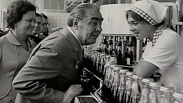 Брежнев ташкент авиационный завод 1982. Брежнев в магазине. Брежнев на заводе пепси. Брежнев 1964. Брежнев 1960.