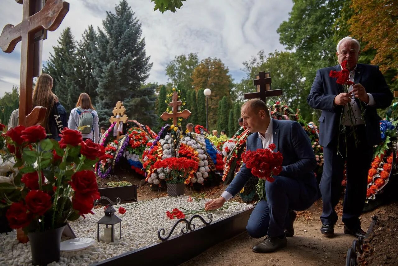 Беслан 3 сентября сколько погибло. Мемориал памяти павших Курск. Памятники жертвам терроризма. Вечная память детям Беслана. Детям Беслана посвящается.