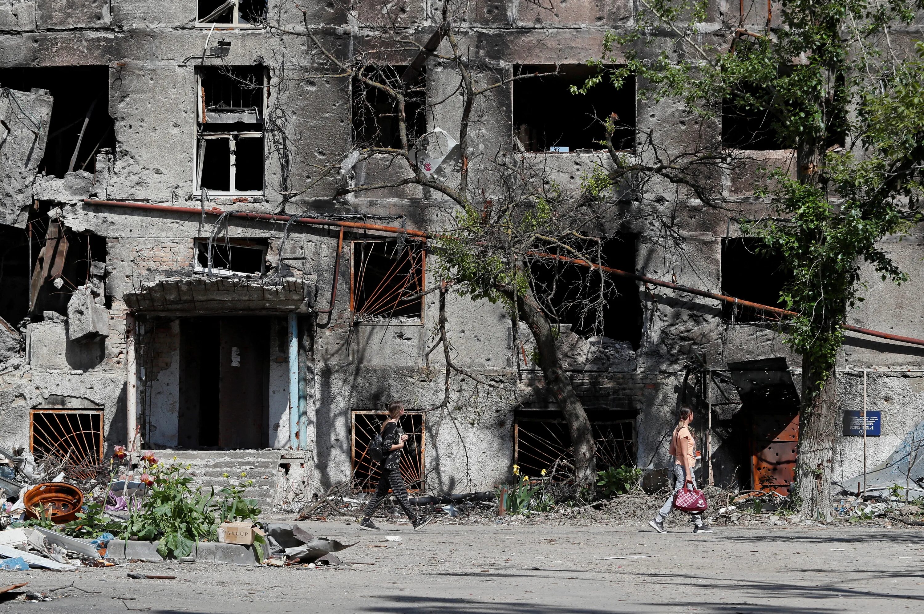 Мариуполь после обстрела 2022. Мариуполь после бомбежки 2022. Мариуполь сейчас 2022. Разрушенные города Украины 2022 Мариуполь.