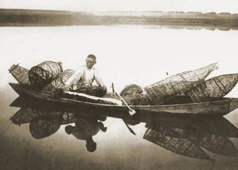 Промыслы на реке. Старая лодка. Рыбак в старину. Лодка 19 века. Рыбаки 19 века.