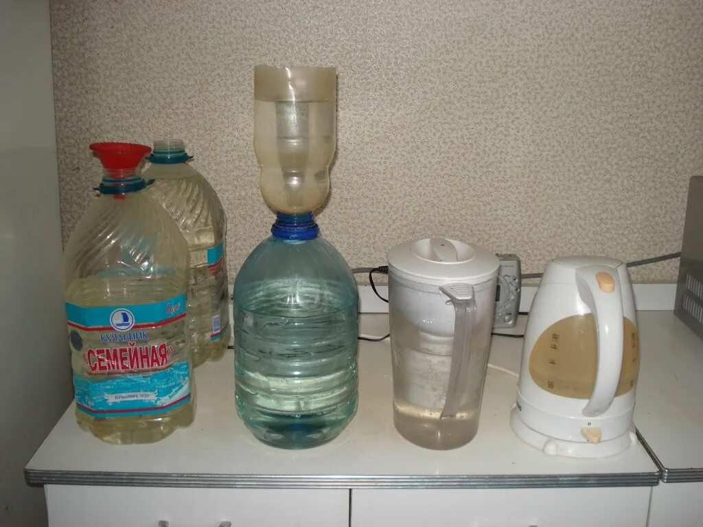 Домашняя вода. Домашняя очистка воды. Очистные для домашних условий питьевой воды. Фильтр для воды в пластиковой бутылке. Самодельный кувшин для фильтра.