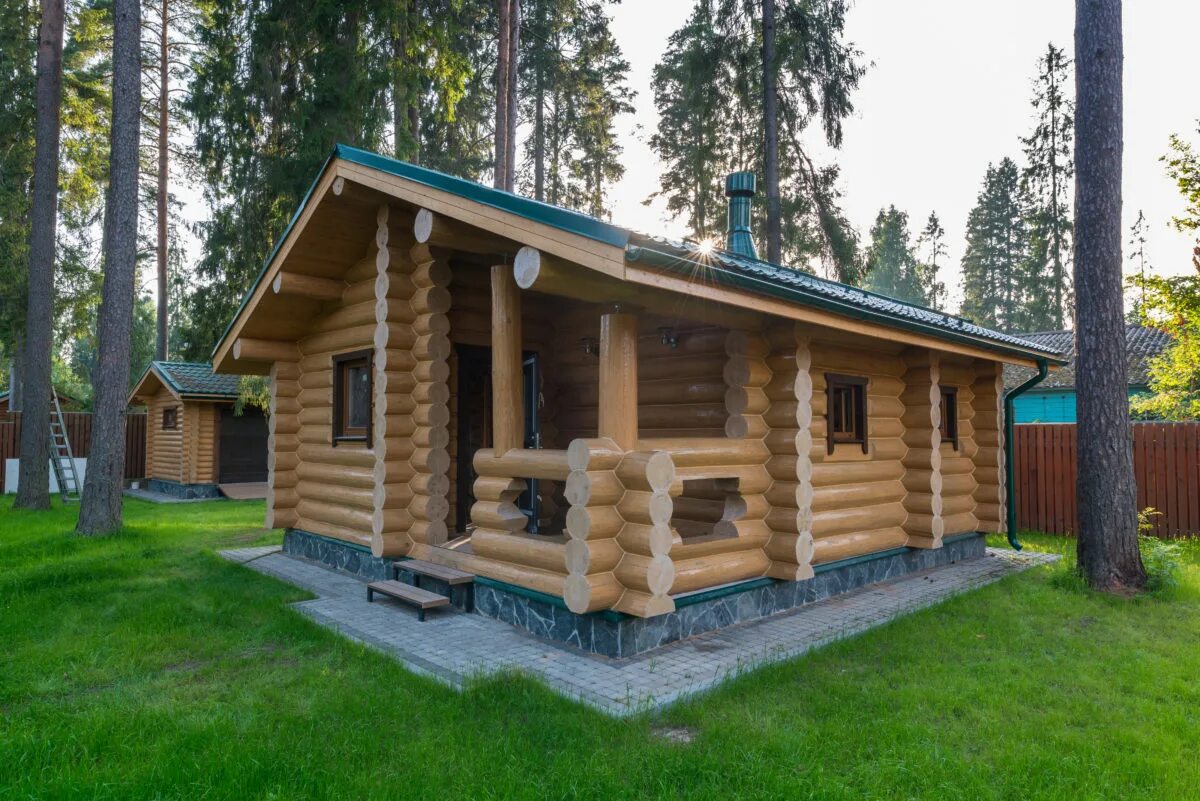 Баня на даче. Проект бани из оцилиндрованного бревна. Купим дом баню недорого. Постройка бань под ключ. Баня из оцб.