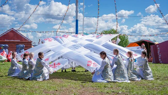 Сабантуй число. Сабантуй Уфимский район. Арка Сабантуй. Атрибуты Сабантуя. Праздник в Тетюшах Сабантуй 2015.