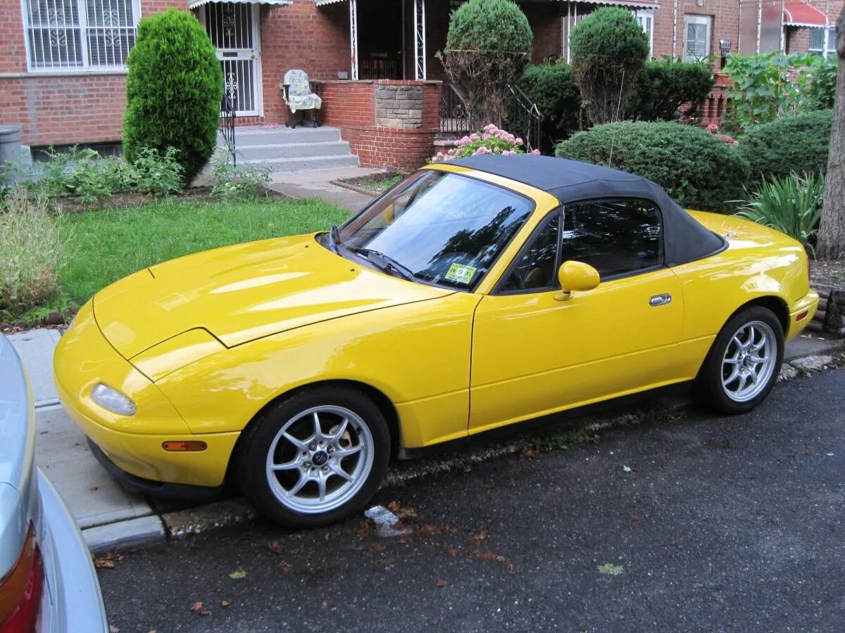 Mazda 1992. Mazda Miata 1992. Mazda mx5 Sunburst Yellow. Мазда 3 Миата. Мазда Миата 1992-1996.