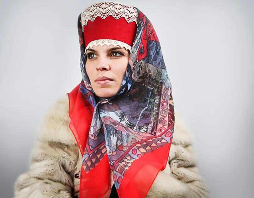 Под платочком. Синий платочек 1941-1945. Белый платок в церковь. Девушка в палантине. Синий платочек день победы.