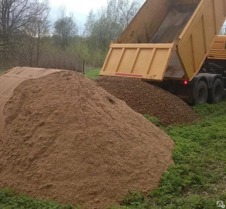 Купить песок в пензе с доставкой. Щебень ПГС песок КАМАЗ. КАМАЗ 10 кубов песка. КАМАЗ песок щебень чернозем. Опгс КАМАЗ.