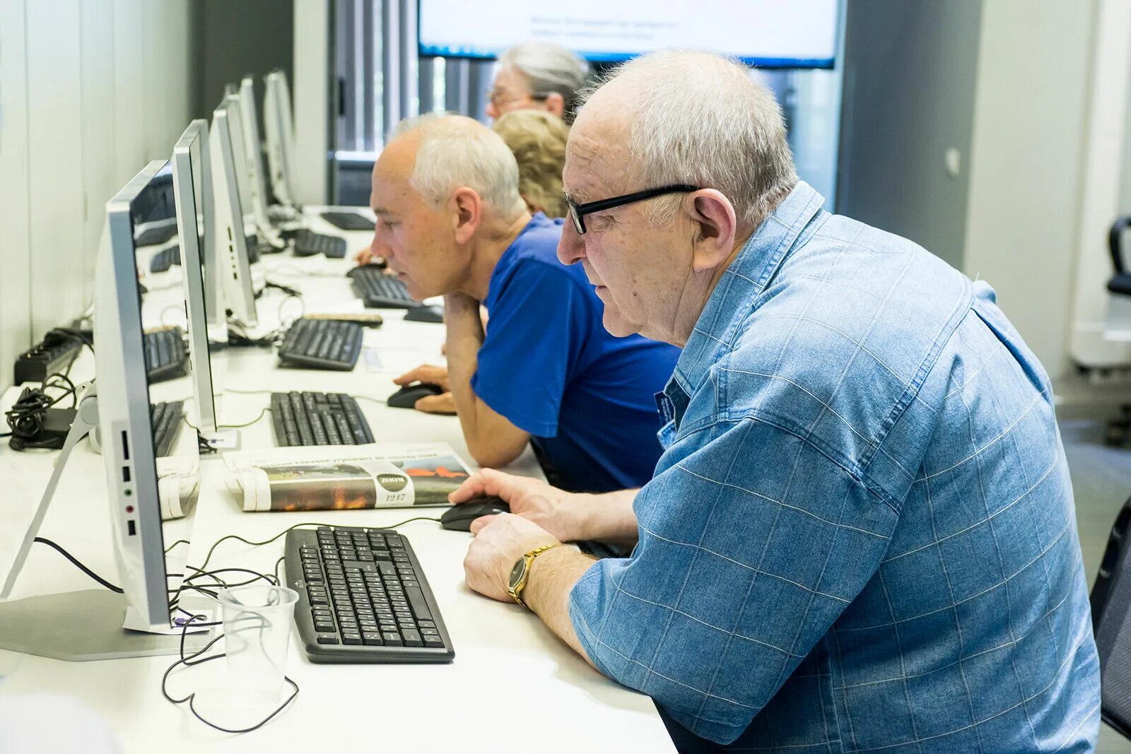 Работающие пенсионеры москвы. Работающие пенсионеры. Пенсионеры и компьютер. Предпенсионный Возраст фото. Компьютерная грамотность для пенсионеров.
