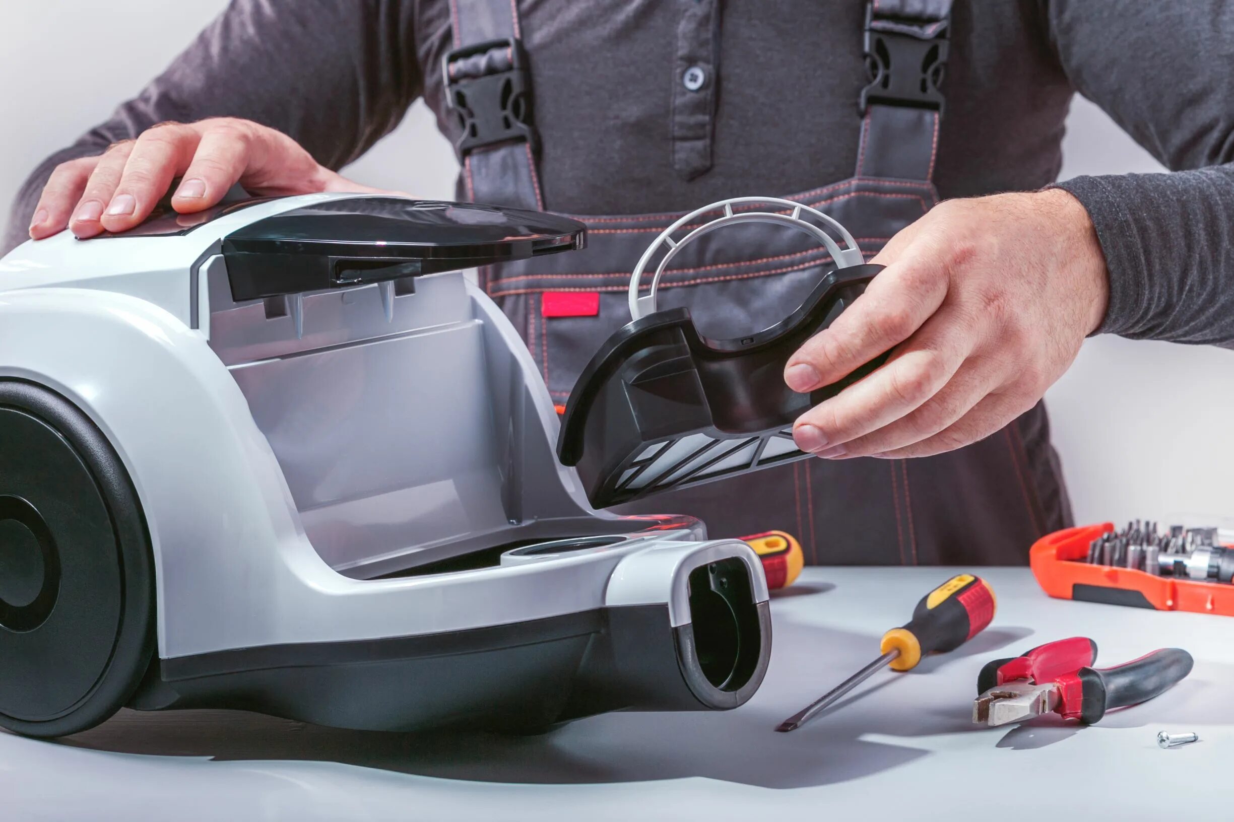 Разобранный пылесос. Мастер чинит пылесос. Пылесос для сервисного обслуживания. Ремонтный пылесос. Альберт керхер.