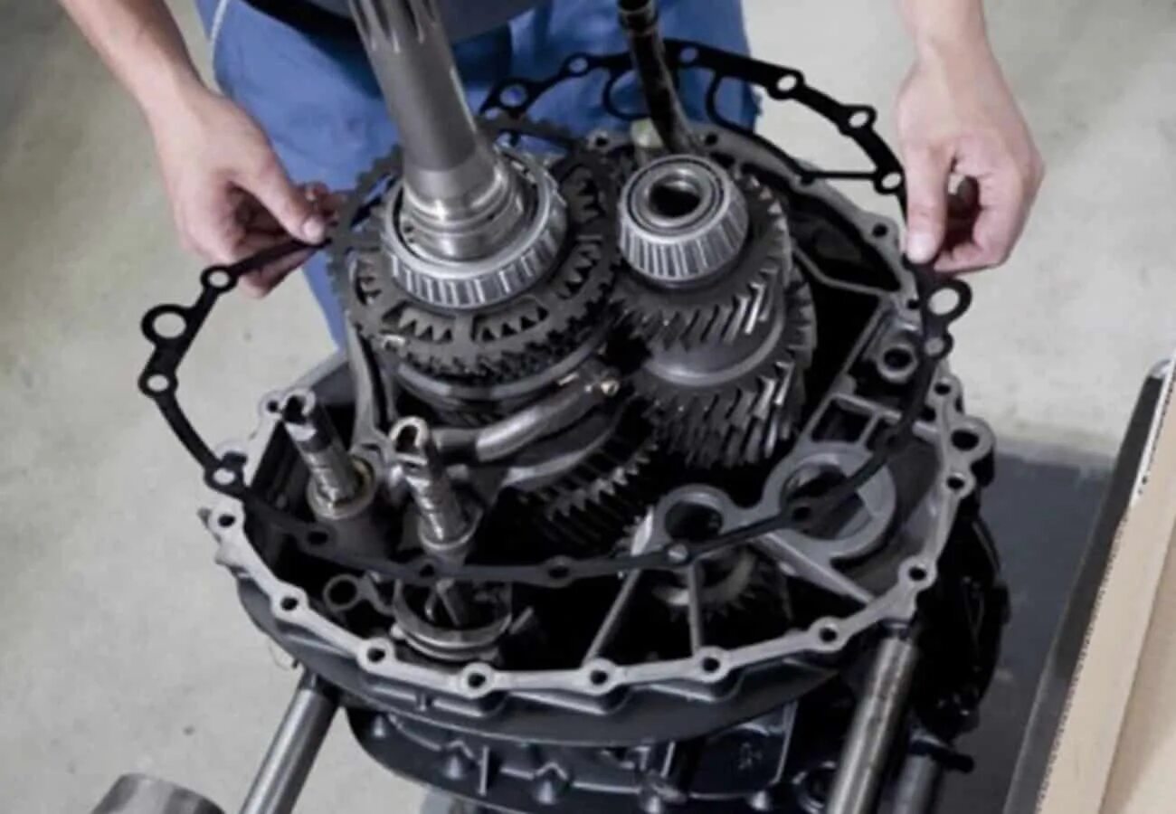 Сменить кпп. Специалист по коробкам передач автомобиля. Сменить кпп. Демонтаж акпп. 6.