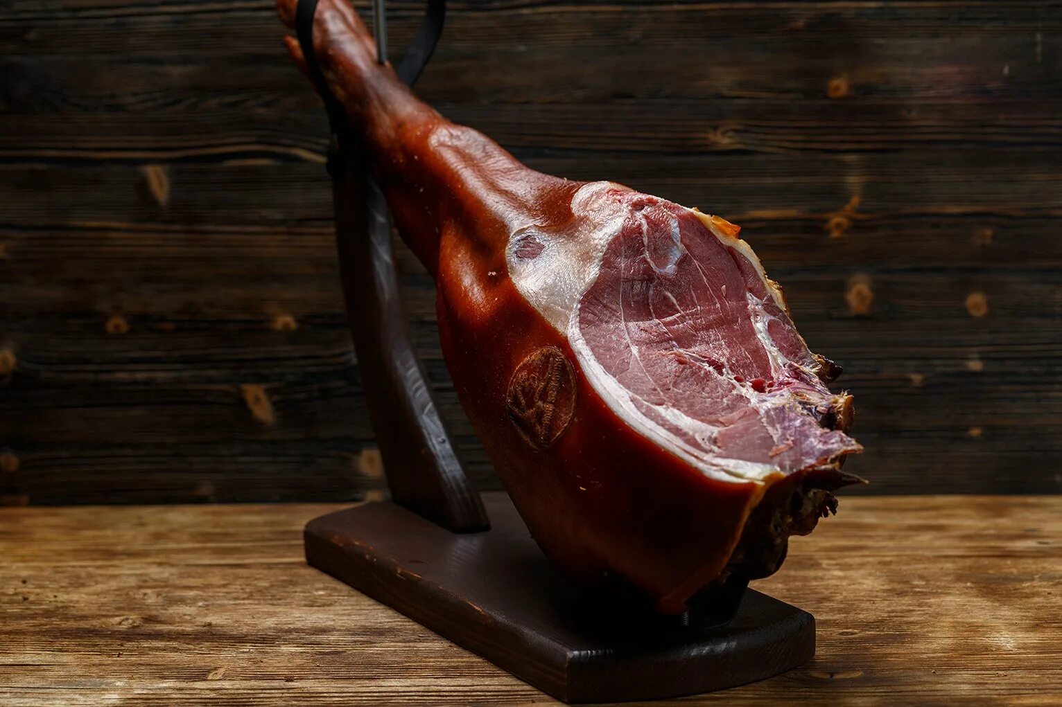 Сыровяленый свиной окорок. Сыровяленый свиной окорок. Сыровяленый свиной окорок. Окорок сыровяленый бескостный alto concetto ~2,5 кг. Испанский сыровяленный окорок хамон.