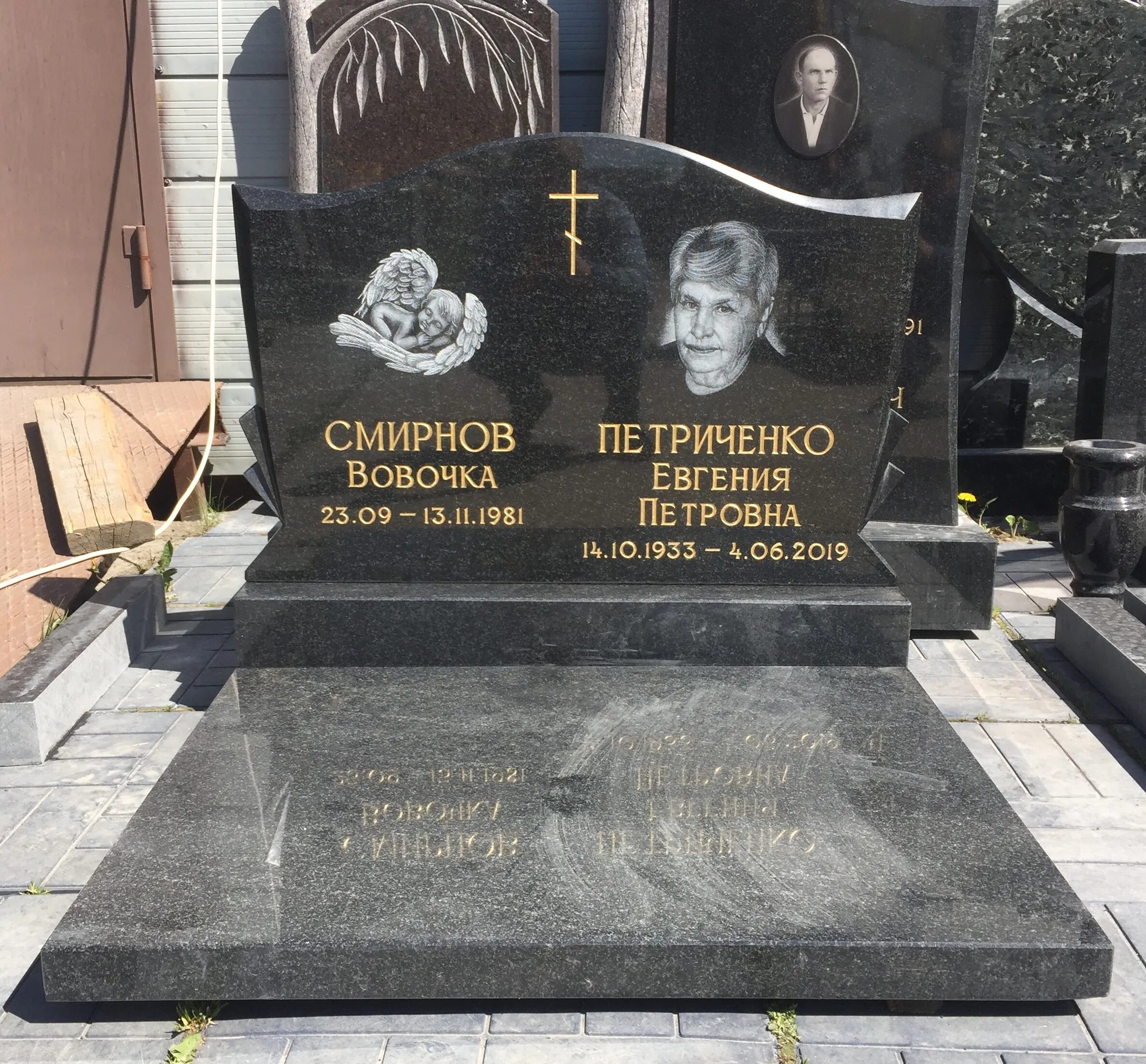 На надгробной плите 1 из отечественных. Памятник с надгробной плитой. семейные памятники из гранита. семейные надгробия из гранита. семейные памятники на кл.