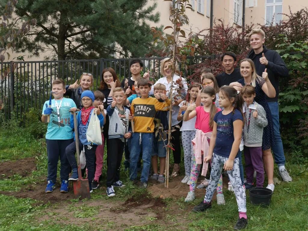 Лагерь Polish School. Школьники в Польше. Лагерь Polish School английский. Детей с проволками в Польше. Волонтерам заплатят