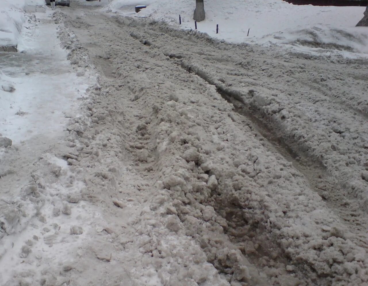 Дорога очищена от снега. Снежная колея. Нечищенные дороги зимой. Нечищеная от снега дорога. Колея в снегу.